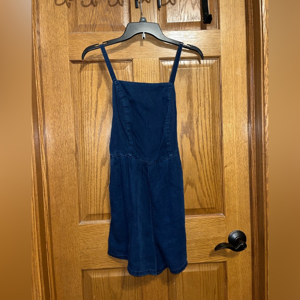 Navy Blue romper with POCKETS!
Old Navy size S